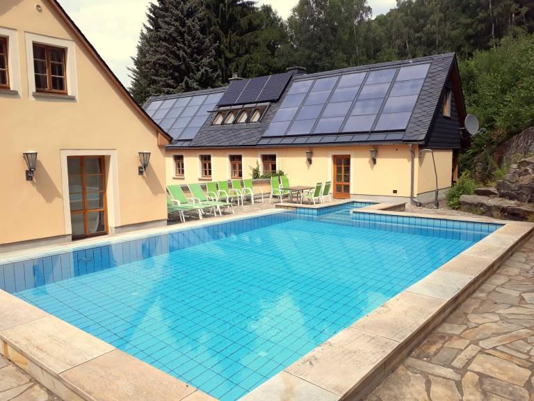 Außenpool mit Natursteinterrasse