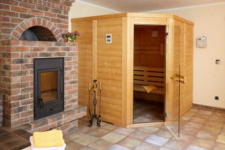 Saunainnenraum mit Holzbänken